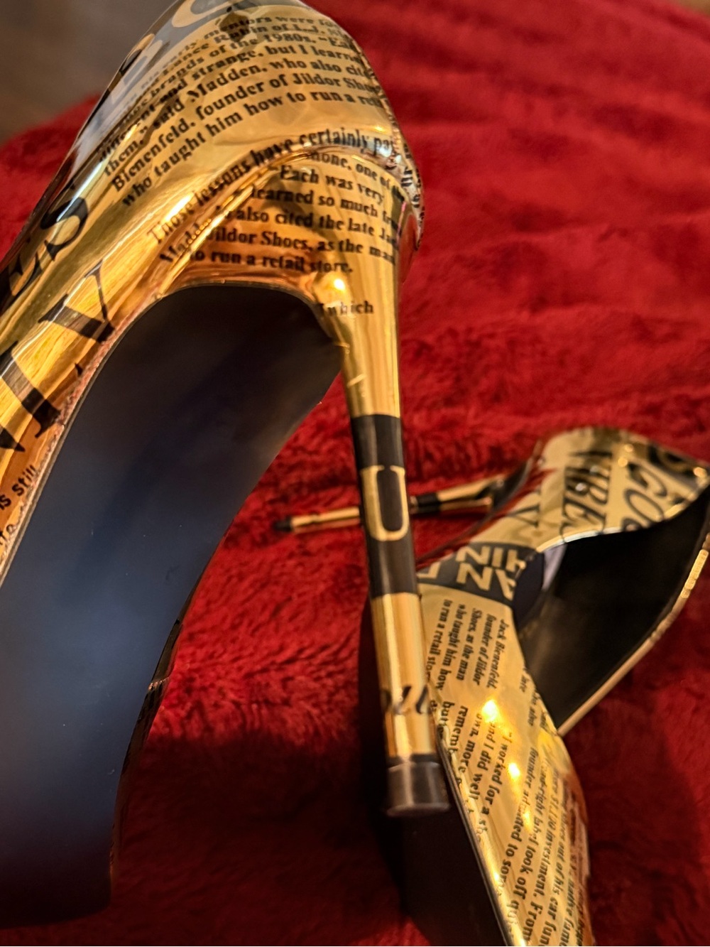 BRAND NEW Steve Madden Vala Flawless Gold Newspaper Print Stiletto Pumps 9.5 - Picture 6 of 7